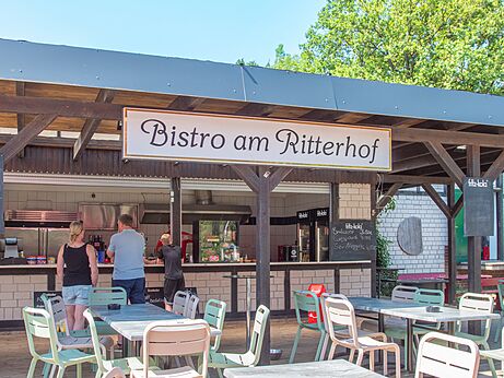 Außenbistro und Restauranttische auf dem Campingplatz CAPFUN Tecklenburg in Tecklenburg-Leeden (49).