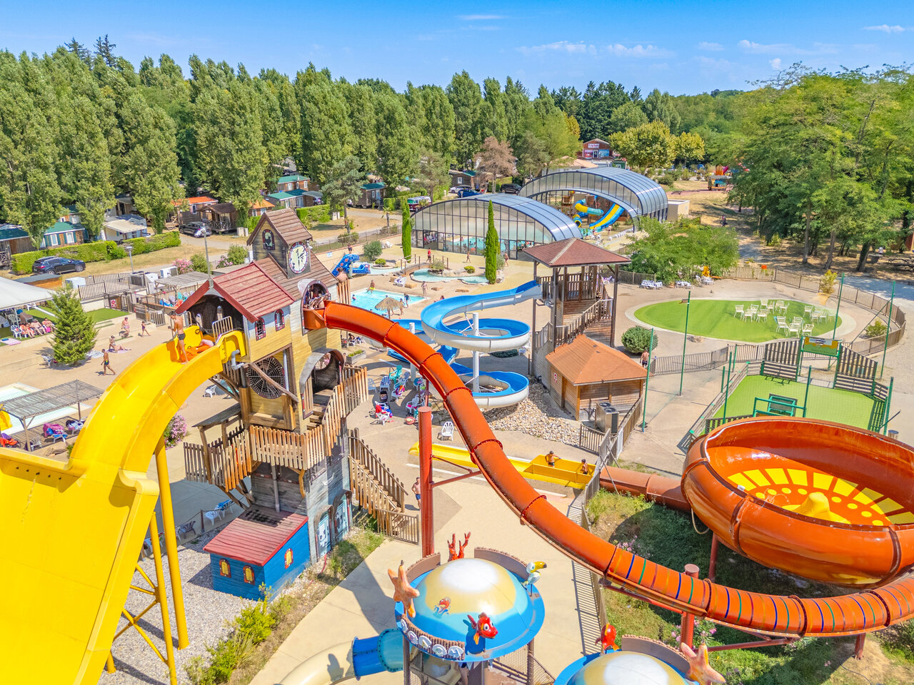 Wasserpark, Rutschen und Pools im CAPFUN Temps Libre in BOUGE CHAMBALUD (38).