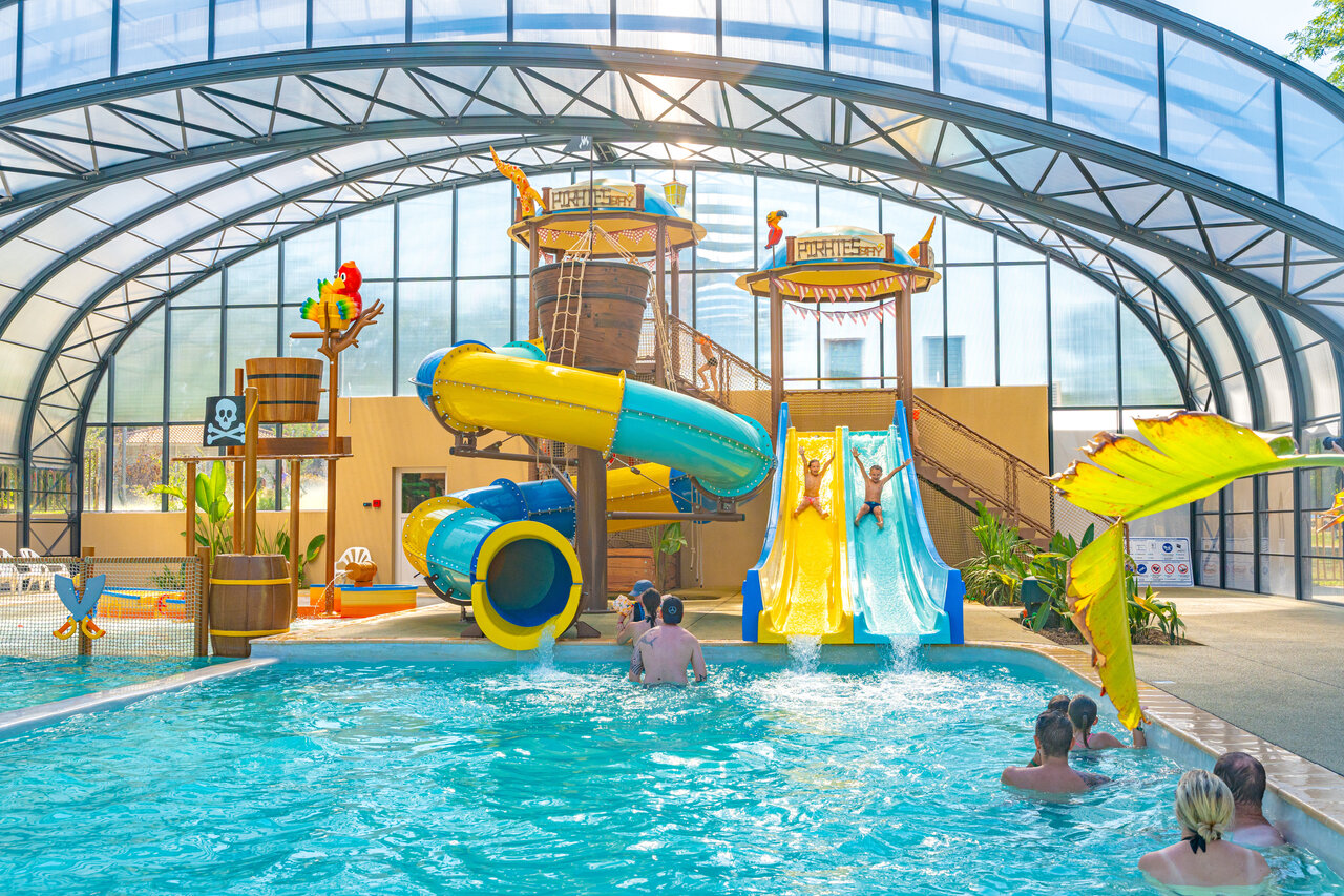 �berdachter Wasserpark, Rutschen und Wasserspiele auf Camping CAPFUN Temps Libre in BOUGE CHAMBALUD (38).