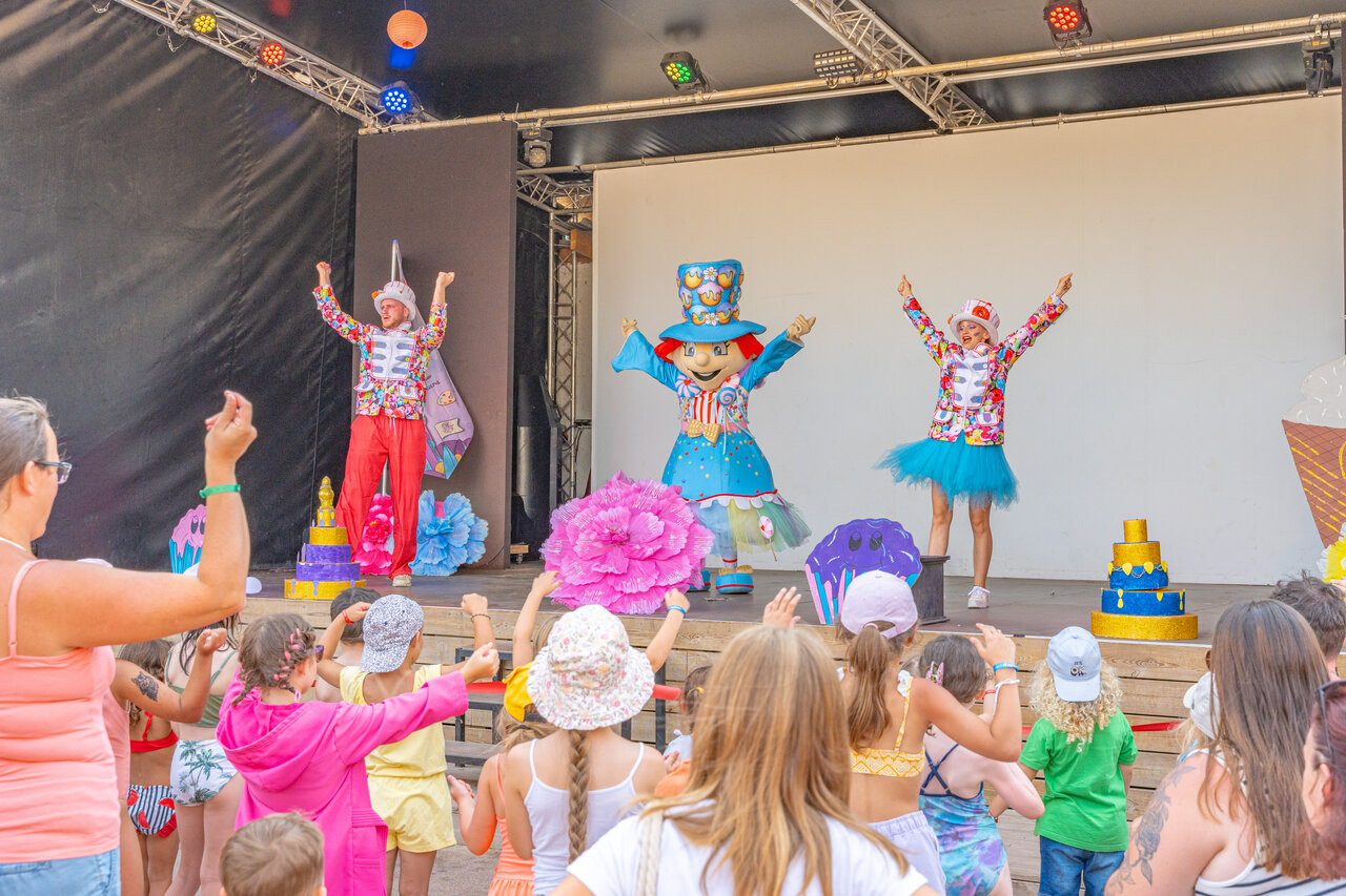 Animationsshow mit Maskottchen und teilnehmenden Kindern auf dem Campingplatz CAPFUN Temps Libre in BOUGE CHAMBALUD (38).