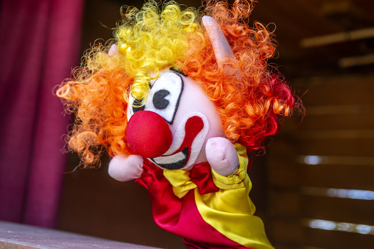 Bunte Clown-Marionette f�r Animationsshow auf dem Campingplatz CAPFUN Temps Libre in BOUGE CHAMBALUD (38).