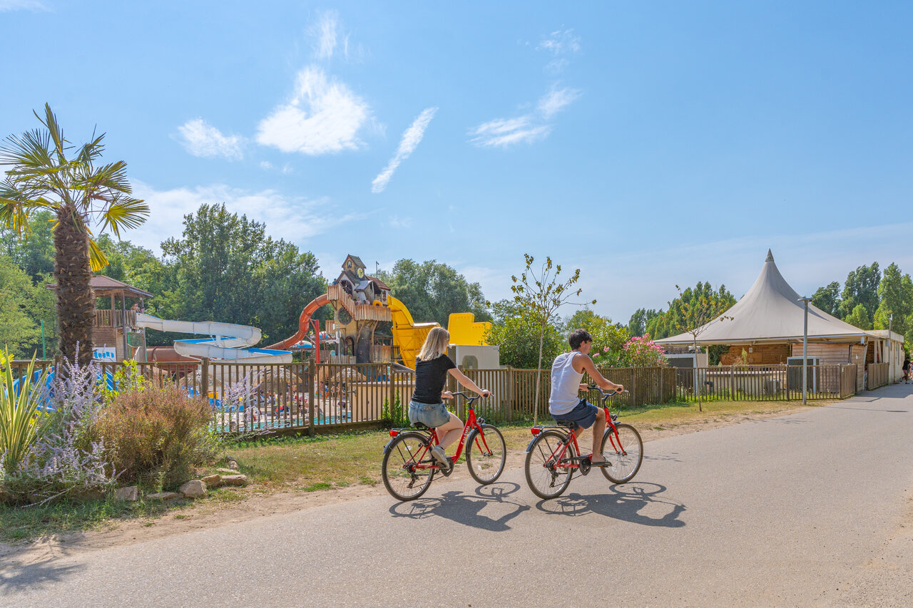 Wasserpark, Rutschen und Radfahrer auf dem Campingplatz CAPFUN Temps Libre in BOUGE CHAMBALUD (38).
