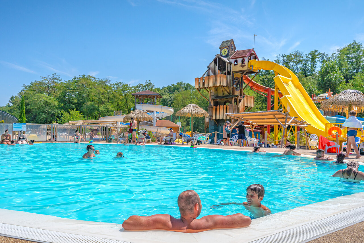 Au�enpool, Riesenrutsche und Wasserspiele auf CAPFUN Temps Libre BOUGE CHAMBALUD (38).