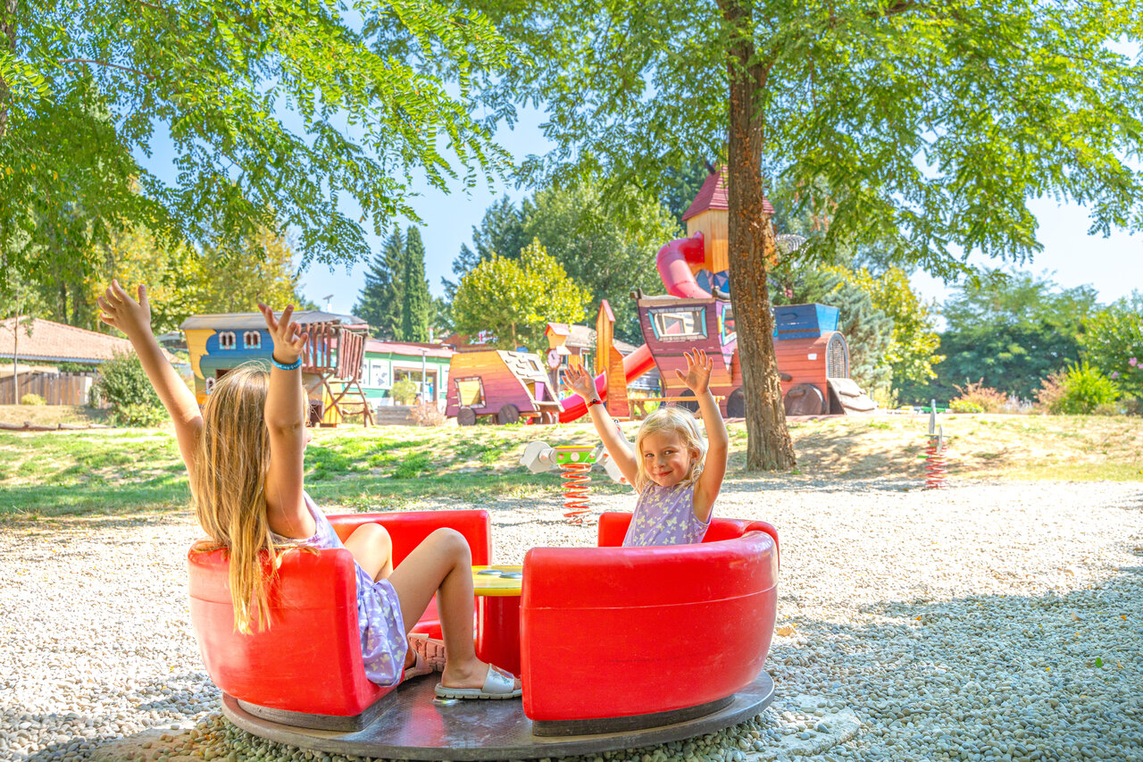 Kinder auf Karussell, Spielplatz auf dem Campingplatz CAPFUN Temps Libre in BOUGE CHAMBALUD (38).