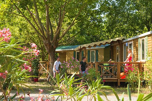 Holz-Mobilheime mit Terrasse und Familie auf CAPFUN Temps Libre in BOUGE CHAMBALUD (38).