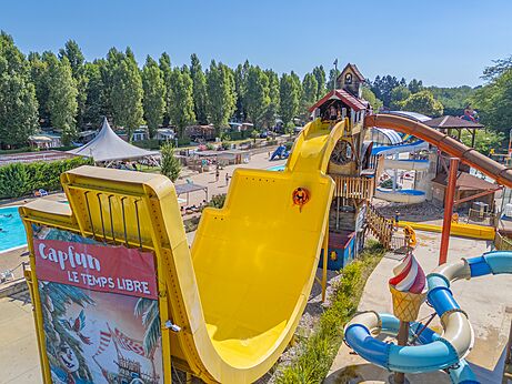 Waterglijbanen en buitenzwembad op camping CAPFUN Temps Libre in BOUGE CHAMBALUD (38).