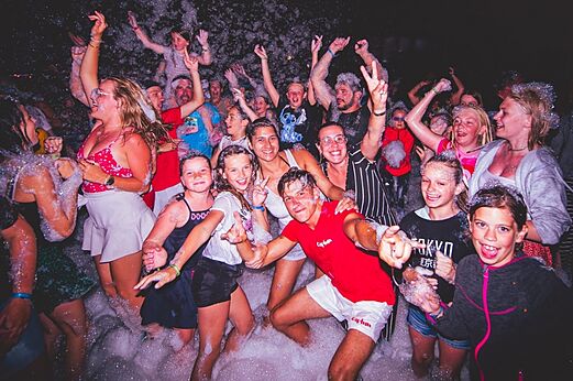 Lebhaftes Schaumparty mit Familien und Kindern auf dem Campingplatz CAPFUN Temps Libre in BOUGE CHAMBALUD (38).
