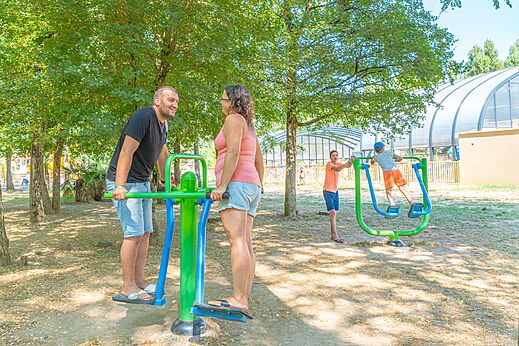 Outdoor-Fitnessgeräte für Erwachsene und Kinder auf dem Campingplatz CAPFUN Temps Libre in BOUGE CHAMBALUD (38).