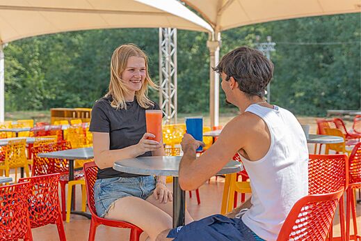 Lächelndes Paar an der Bar, CAPFUN Temps Libre in BOUGE CHAMBALUD (38).