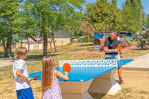 Familie spielt Tischtennis im Freien auf Camping CAPFUN Temps Libre in BOUGE CHAMBALUD.