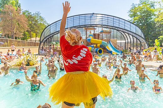 Wassergymnastik im Pool auf dem Campingplatz CAPFUN Temps Libre in BOUGE CHAMBALUD (38).