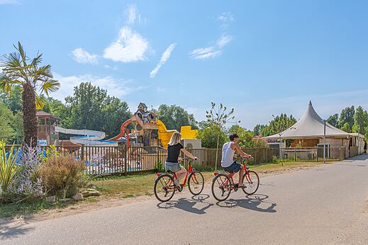 Wasserrutschen, Wasserspiele auf dem Campingplatz CAPFUN Temps Libre in BOUGE CHAMBALUD (38).