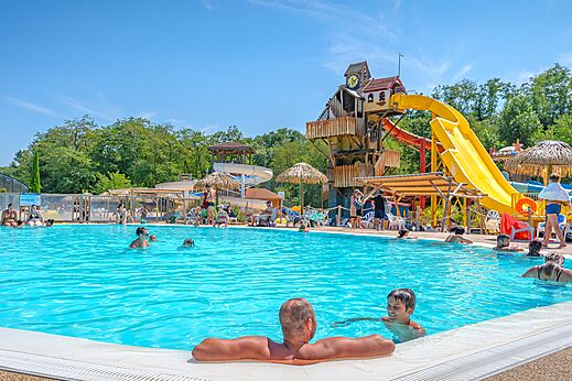 Außenpool, Rutschen im CAPFUN Temps Libre, BOUGE CHAMBALUD (38).
