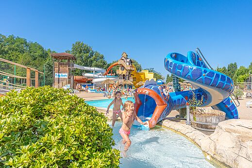 Schwimmbad, Rutschen und Kinder im CAPFUN Temps Libre BOUGE CHAMBALUD.