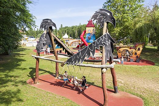 Kinderspielplatz auf dem Campingplatz CAPFUN Temps Libre in BOUGE CHAMBALUD (38).