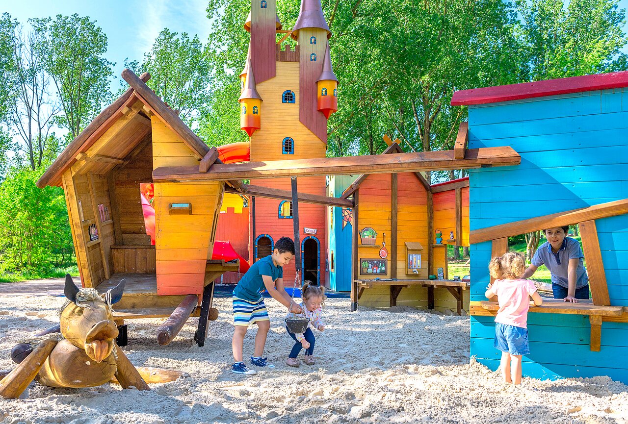 Aire de jeux color�e avec ch�teau et enfants au camping CAPFUN Tensch Jolie � Grostenquin (57).