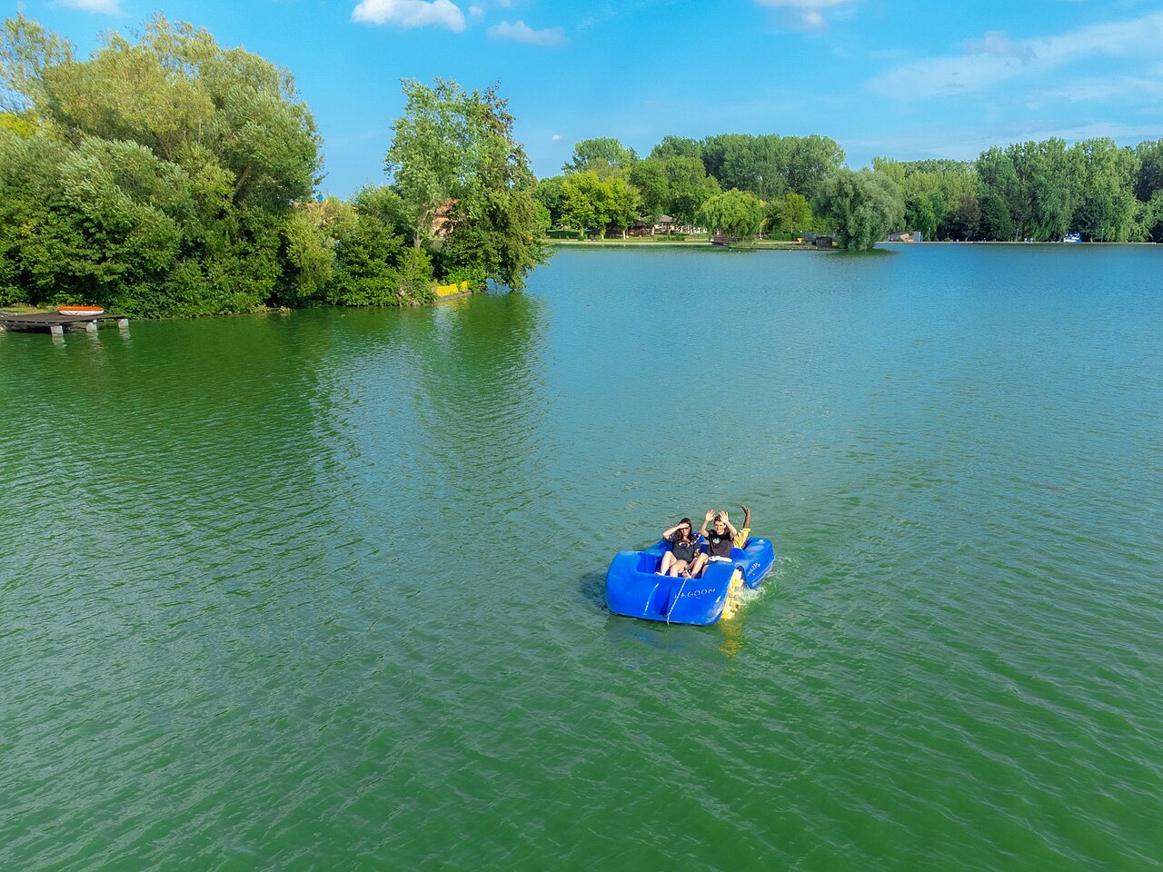 P�dalo bleu sur lac avec vacanciers au camping CAPFUN Tensch Jolie Grostenquin (57).