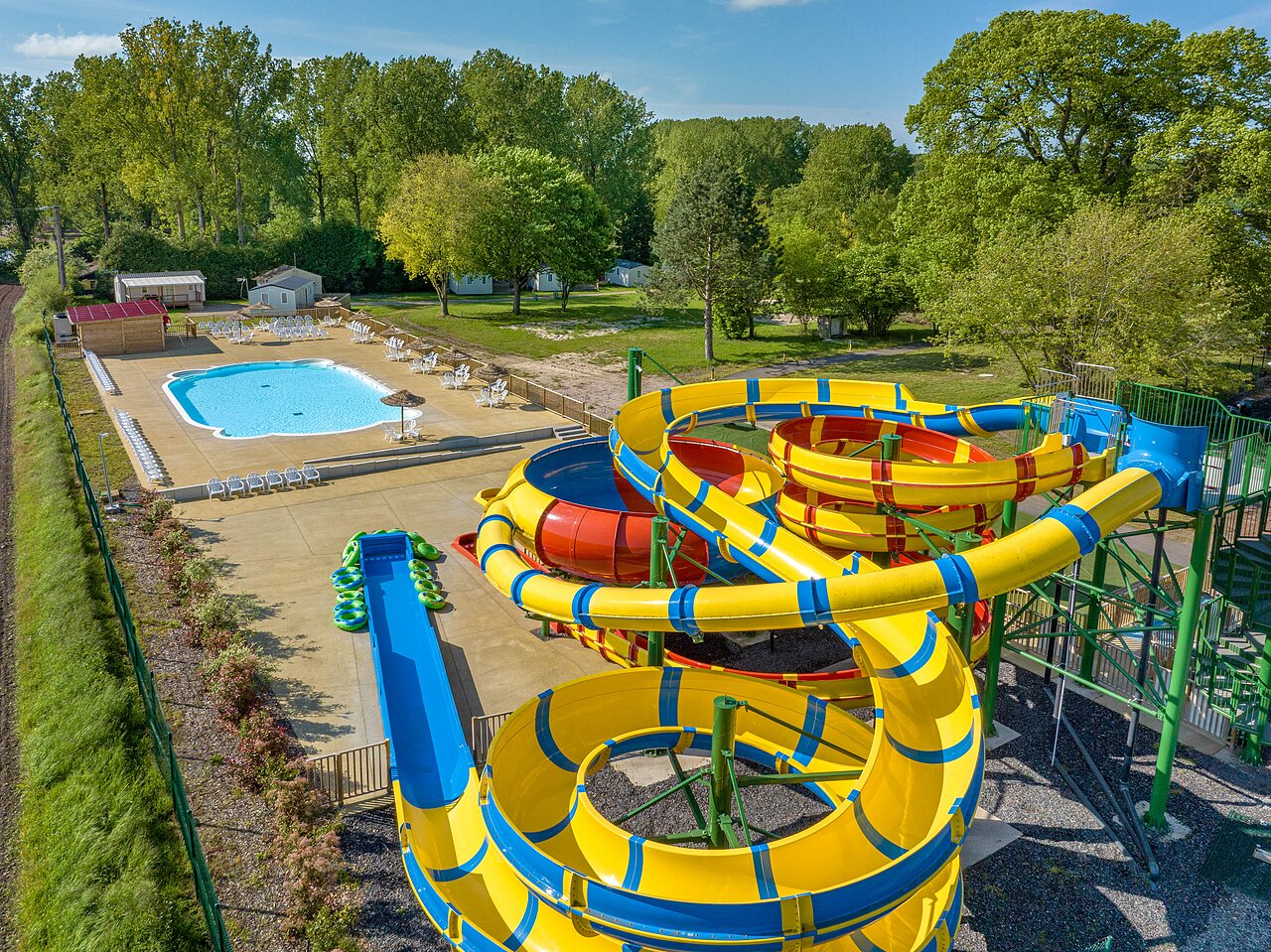 Toboggans aquatiques g�ants et piscine ext�rieure au camping CAPFUN Tensch Jolie � Grostenquin (57).