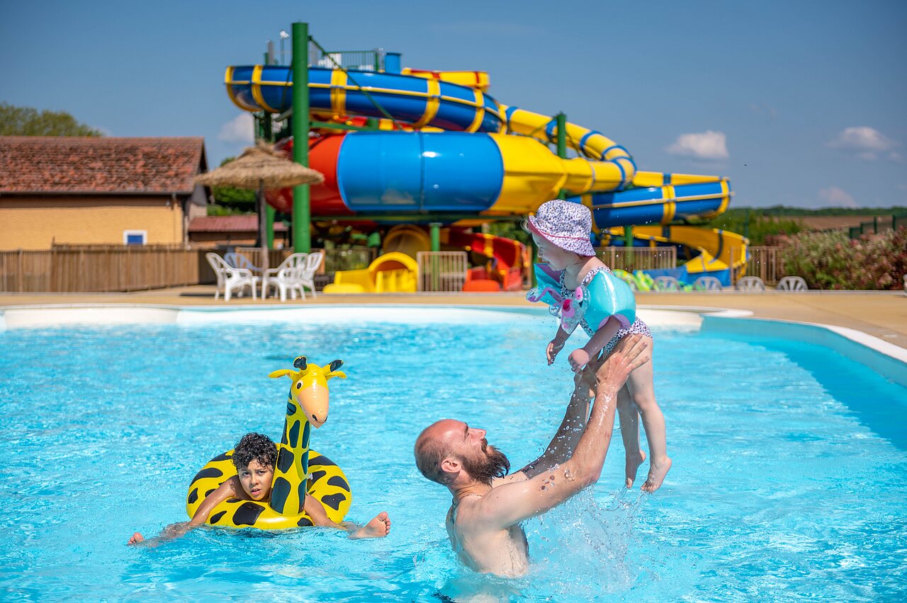 Piscine ext�rieure, toboggans aquatiques et famille au camping CAPFUN Tensch Jolie � Grostenquin (57).
