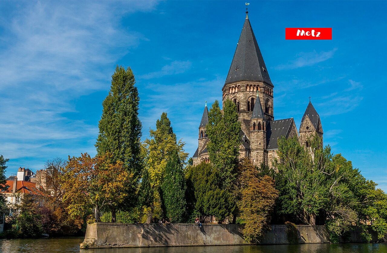 Temple Neuf de Metz, monument historique au bord de l'eau en Lorraine.