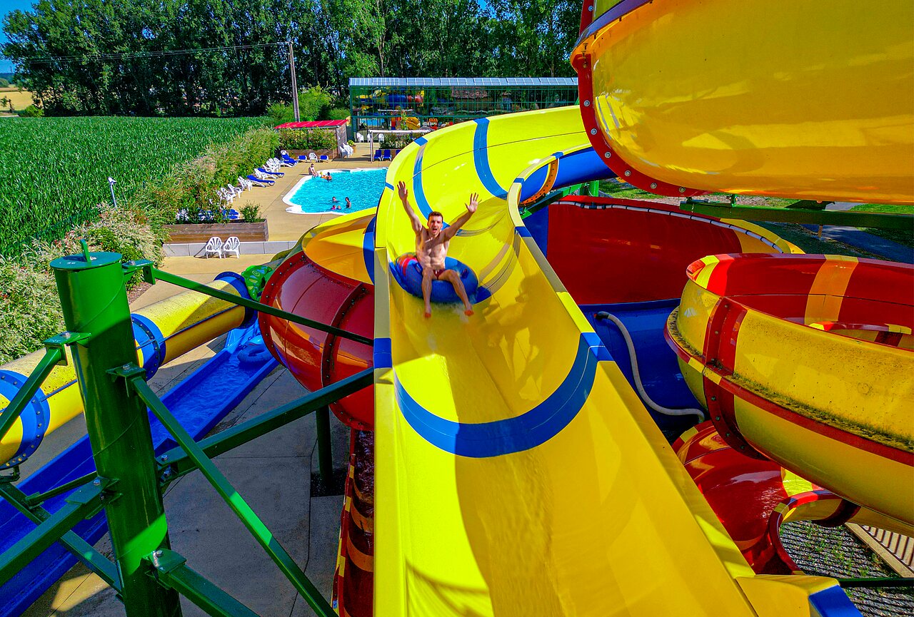 Toboggan aquatique g�ant et piscine ext�rieure au camping CAPFUN Tensch Jolie � Grostenquin (57).