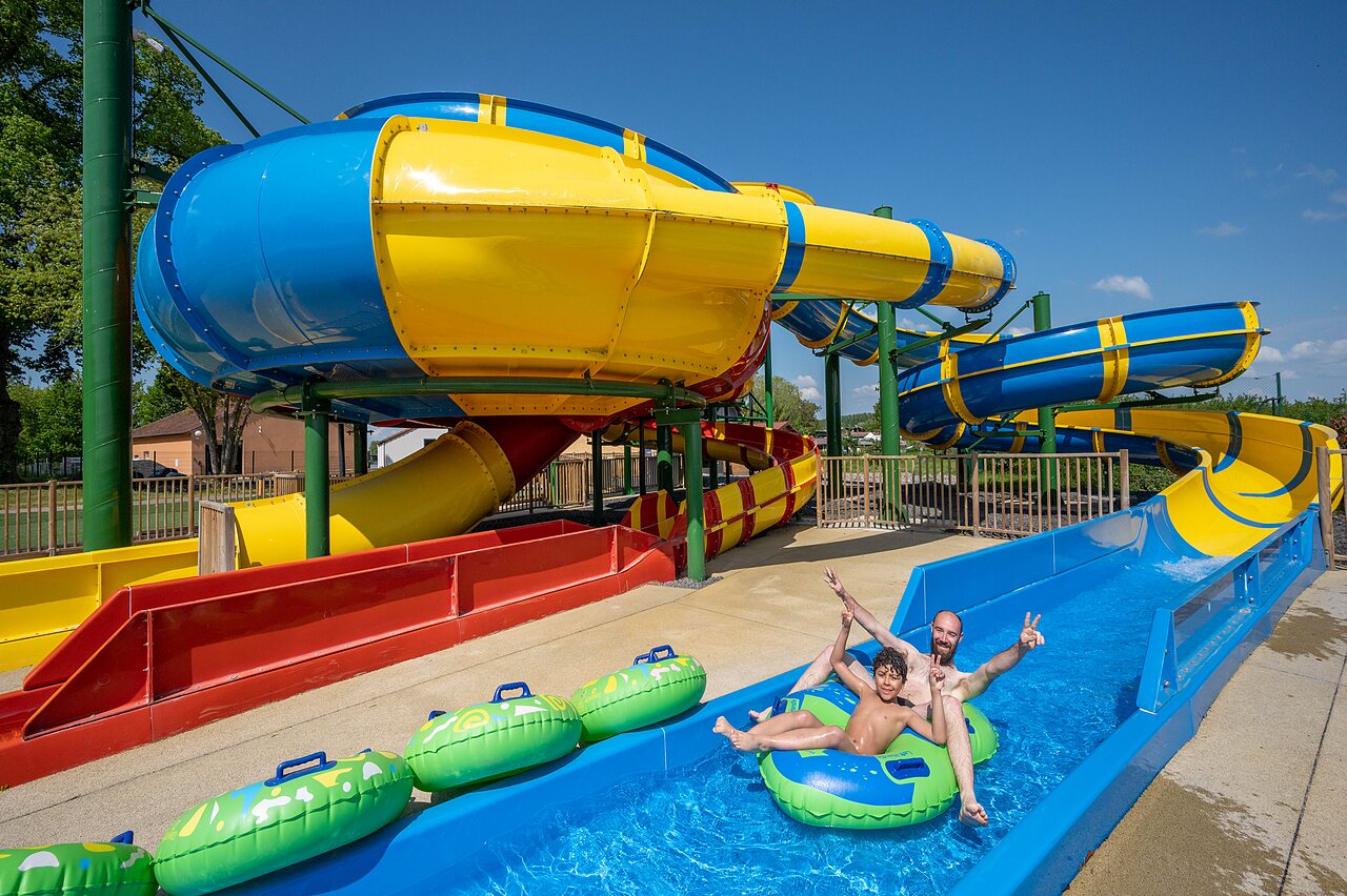 Toboggan aquatique g�ant, p�re et enfant sur bou�e au camping CAPFUN Tensch Jolie.