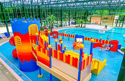 Hallenbad mit Wasserspielen f�r Kinder auf dem Campingplatz CAPFUN Tensch Jolie in Grostenquin (57).