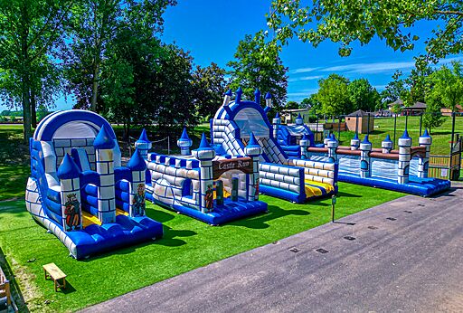 Parcours et châteaux gonflables pour enfants au camping CAPFUN Tensch Jolie à Grostenquin.