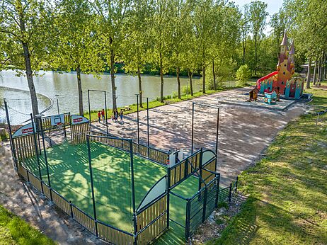 Terrain multisport et aire de jeux enfants au camping CAPFUN Tensch Jolie à Grostenquin (57).