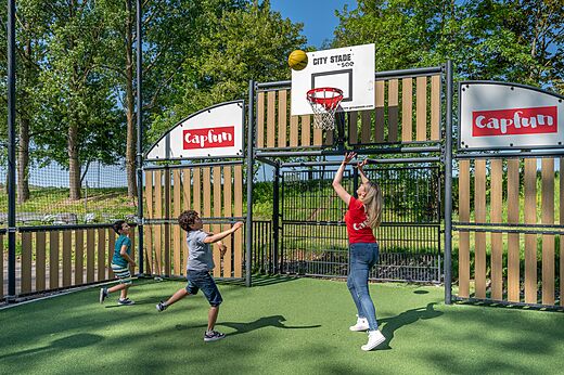 Terrain multisport avec panier de basket, famille au camping CAPFUN Tensch Jolie.