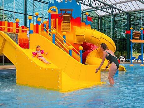 Bunte Wasserrutschen und Wasserspiele im Schwimmbad vom Camping CAPFUN Tensch Jolie.