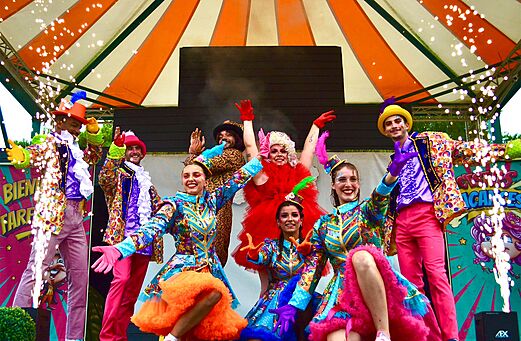Spectacle d'animation avec artistes costumés et effets pyrotechniques au camping CAPFUN Tensch Jolie à Grostenquin (57).