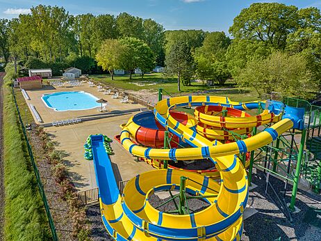 Reusachtige waterglijbanen en zwembad op camping CAPFUN Tensch Jolie in Grostenquin (57).