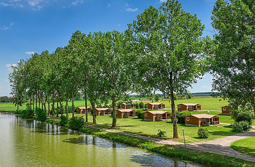 Mobil-homes en bois, verdure, au camping CAPFUN Tensch Jolie à Grostenquin.