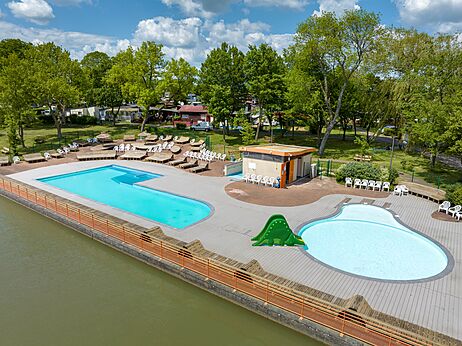 Au�enpool, Kinderbecken, Dinosaurier-Rutsche, St�hle auf dem Campingplatz CAPFUN Tensch Jolie.