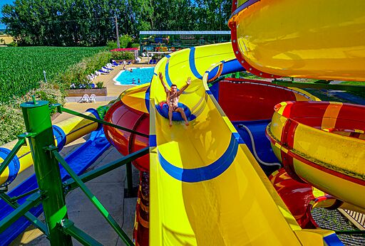 Riesenwasserrutsche, Schwimmbad auf dem Campingplatz CAPFUN Tensch Jolie in Grostenquin (57).