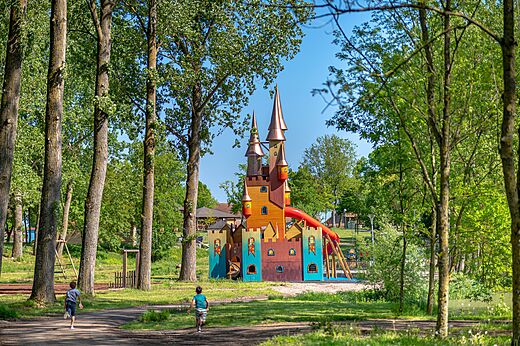 Aire de jeux château coloré avec toboggans au camping CAPFUN Tensch Jolie.