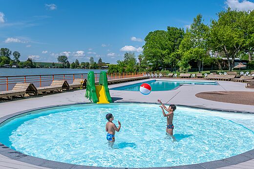 Au�enpool, Kinderrutsche, Kinder auf dem Campingplatz CAPFUN Tensch Jolie in Grostenquin (57).