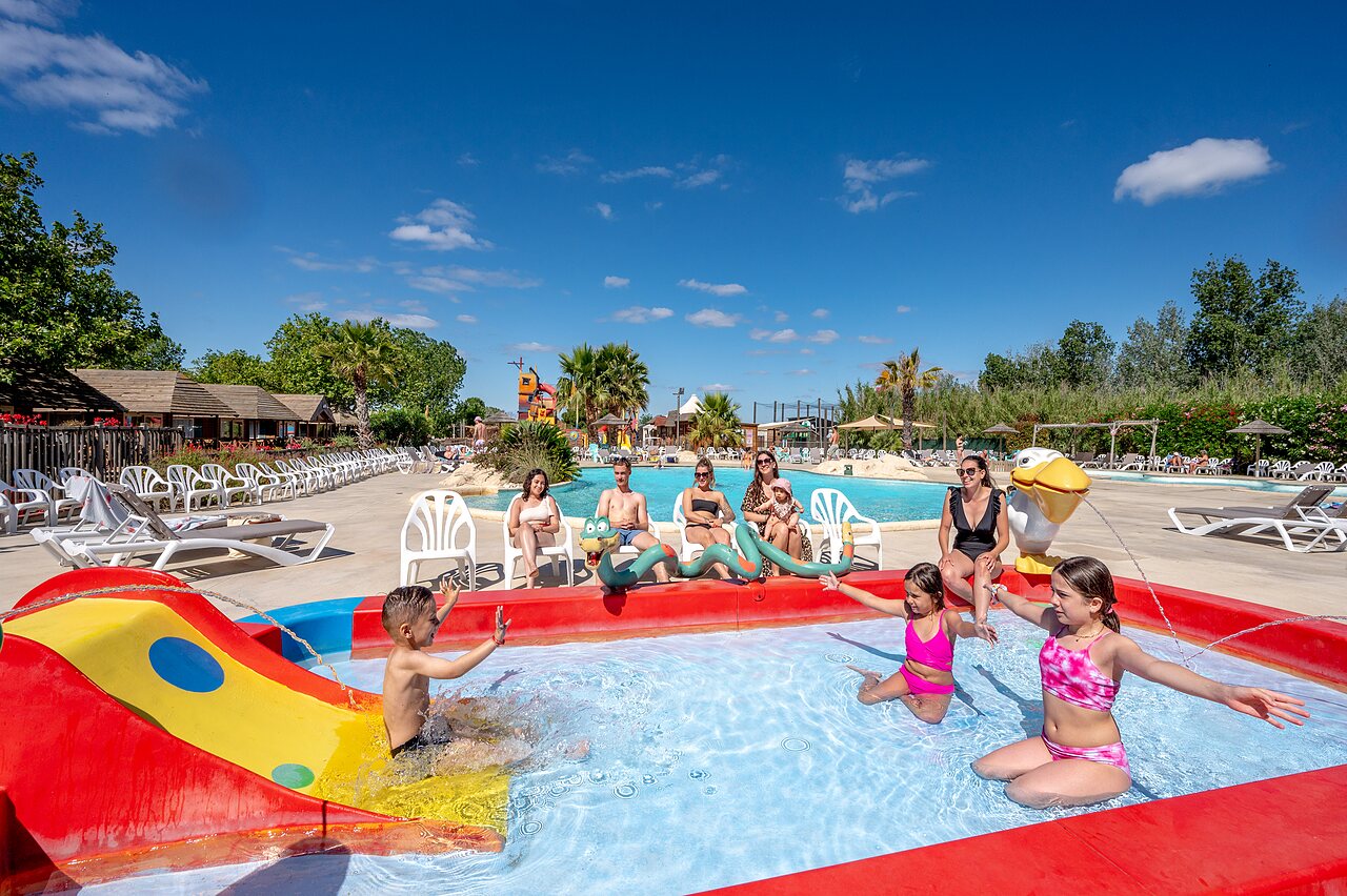 Kinderbecken mit Rutsche, gro�es Becken auf Campingplatz CAPFUN Teorix MARSEILLAN PLAGE.