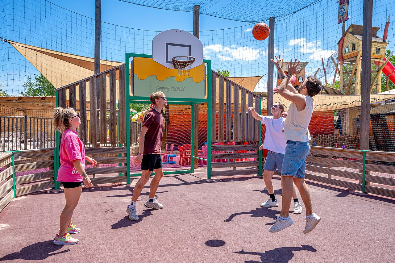 Basketball auf Sportplatz des Camping CAPFUN Teorix in MARSEILLAN PLAGE (34).