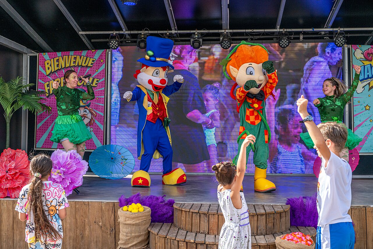 Animationsshow mit Maskottchen und Kindern auf der B�hne, Camping CAPFUN Teorix in MARSEILLAN PLAGE.