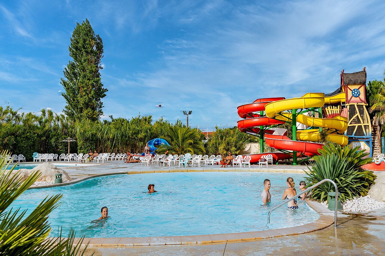 Gro�es Freibad mit Wasserrutschen im Camping CAPFUN Teorix in MARSEILLAN PLAGE (34).