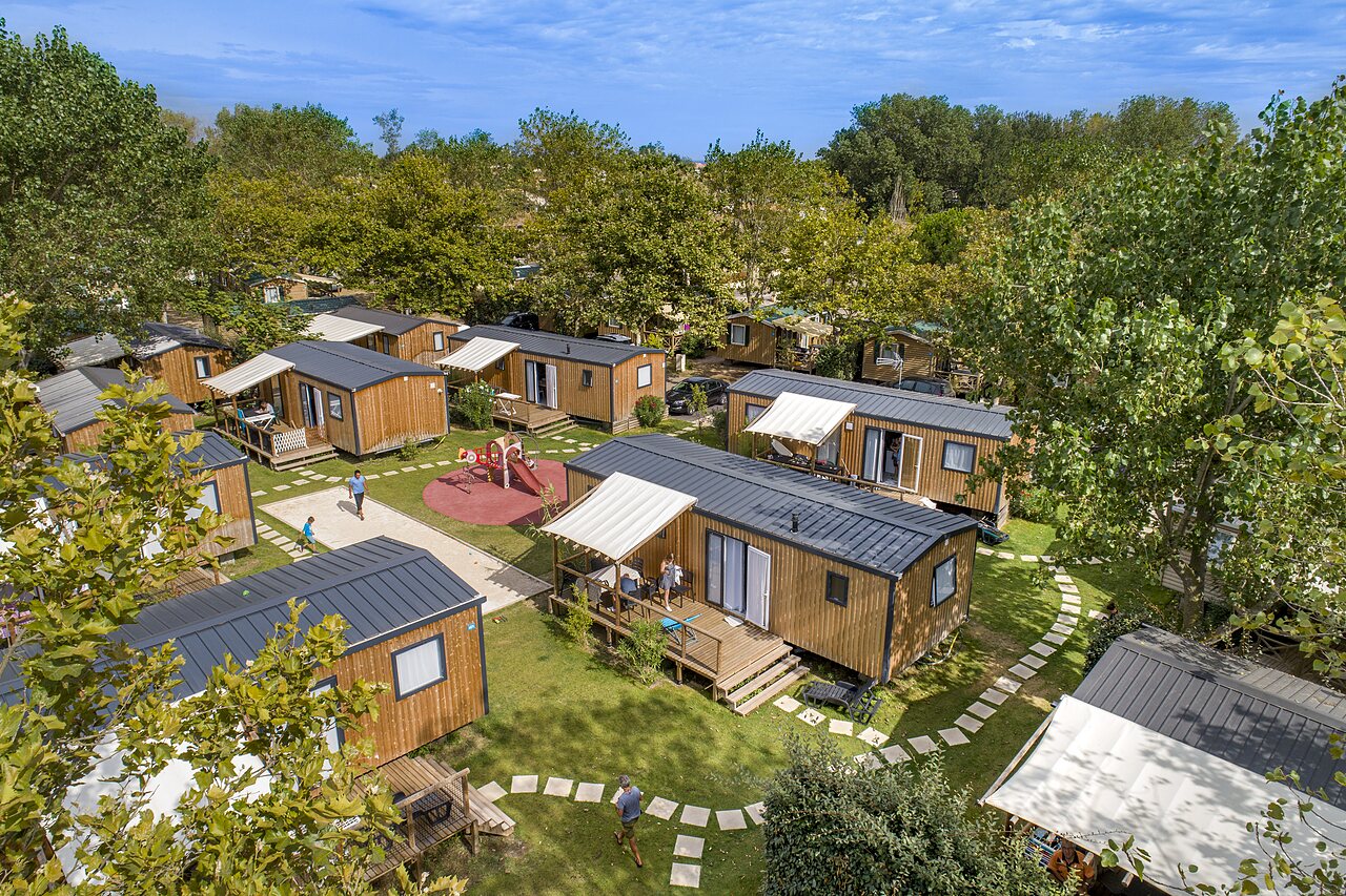 Moderne Mobil-homes, Spielplatz und gr�ne Wege auf Camping CAPFUN Teorix in MARSEILLAN PLAGE (34).