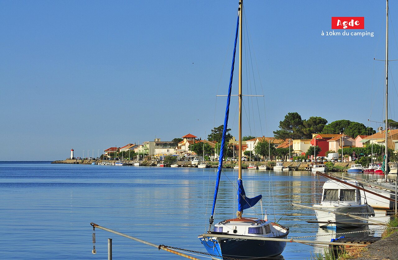 Hafen von Agde mit Segelbooten, bunten H�usern und Leuchtturm, nahe Marseillan Plage.