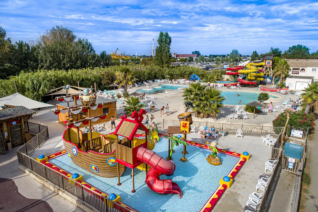 Wasserpark mit Rutschen, Pool und Piratenschiff auf dem Campingplatz CAPFUN Teorix in MARSEILLAN PLAGE (34).