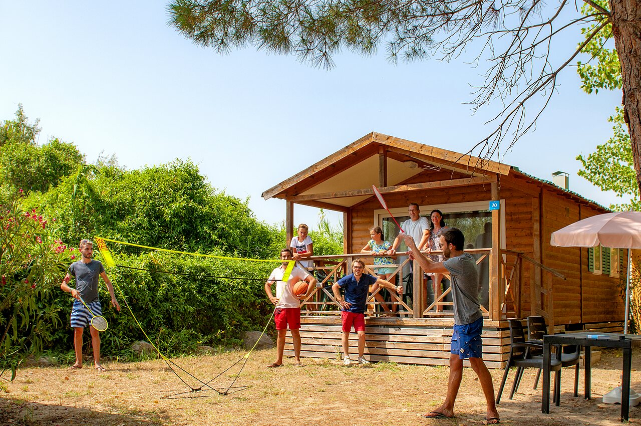 Holz-Mobil-home, Familie spielt Badminton auf CAPFUN Teorix in MARSEILLAN PLAGE.