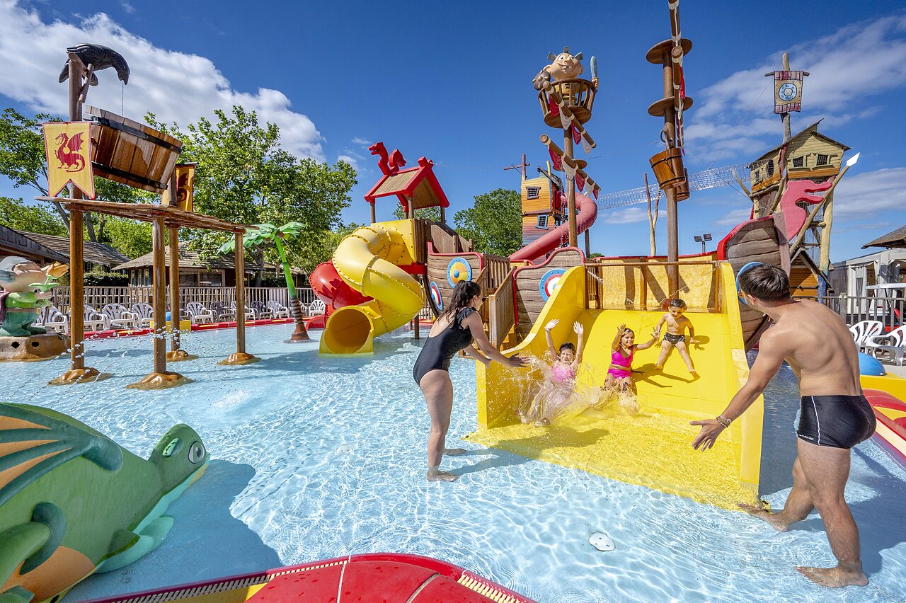 Thematischer Wasserpark mit Rutschen und Wasserspielen auf Camping CAPFUN Teorix in MARSEILLAN PLAGE (34).