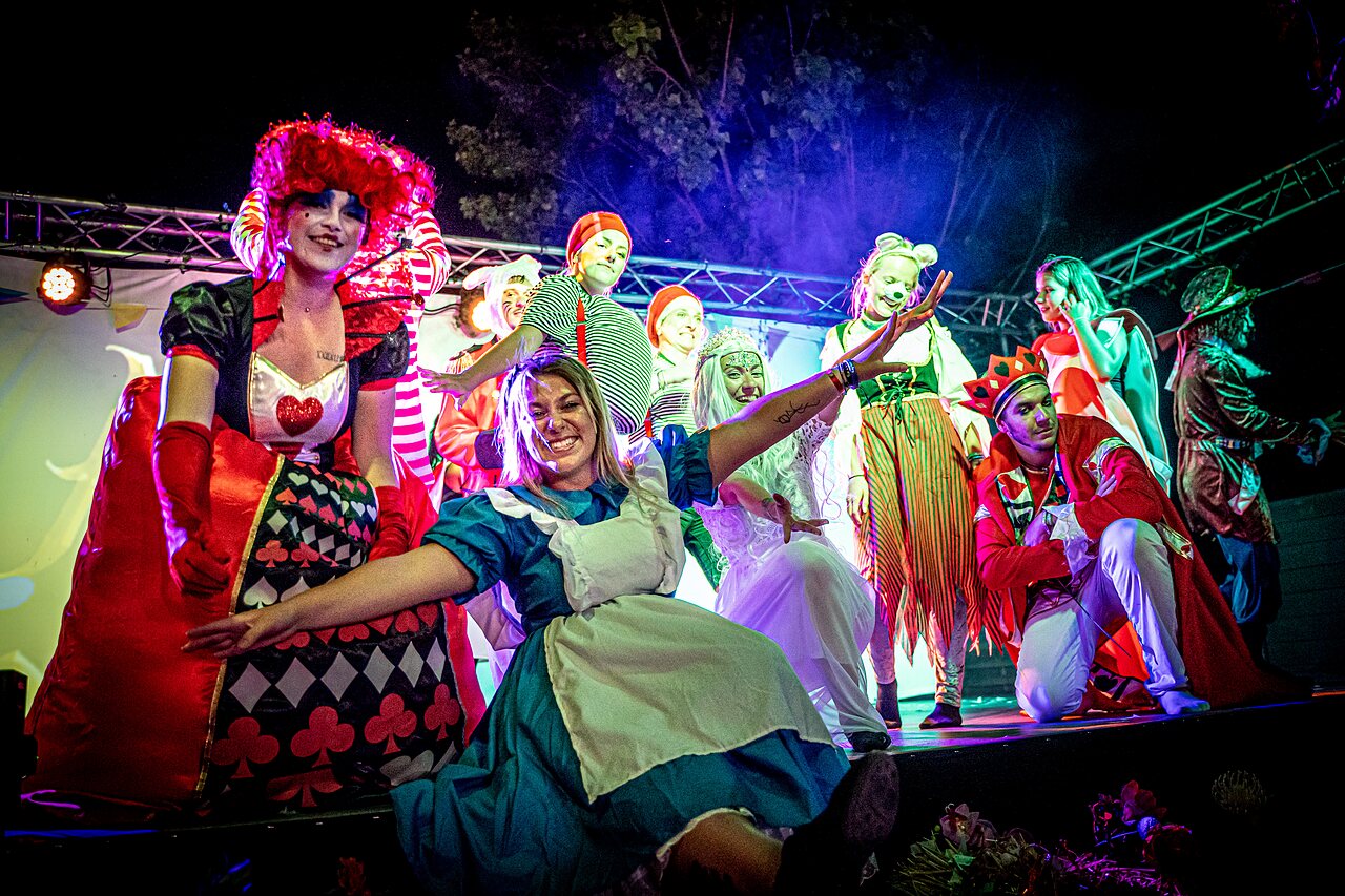 Kost�mierte Animationsshow auf der B�hne des Campingplatzes CAPFUN Teorix in MARSEILLAN PLAGE.