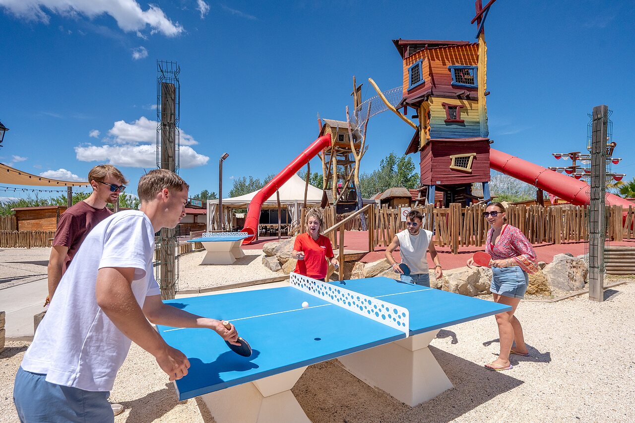 Tischtennis und gro�er Spielplatz auf dem Campingplatz CAPFUN Teorix in MARSEILLAN PLAGE.