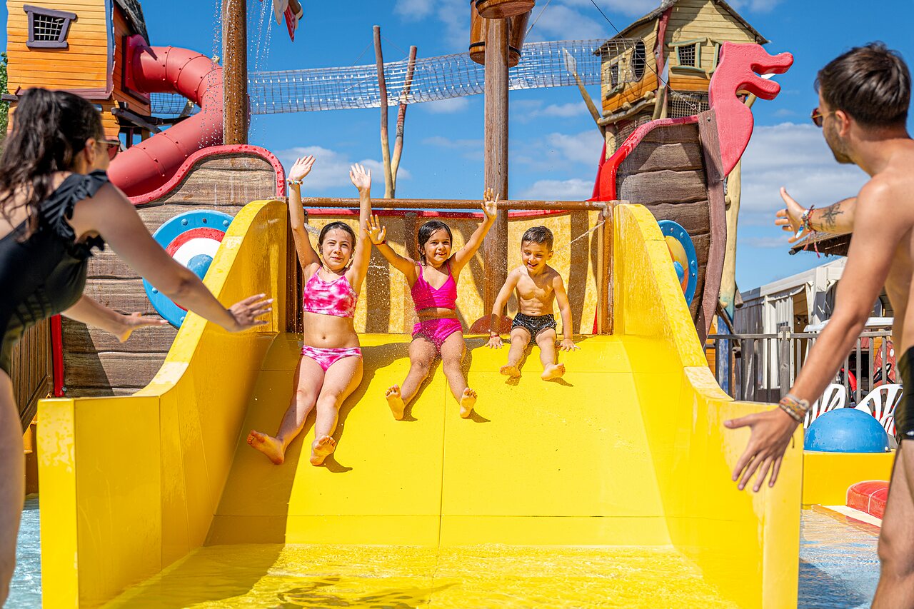 Gelbe Wasserrutsche, Kinder, Piratenschiff-Spielplatz, CAPFUN Teorix MARSEILLAN PLAGE (34).